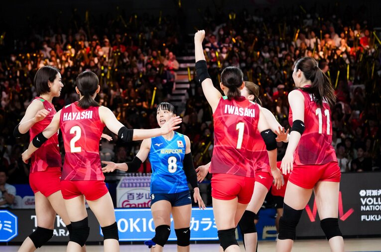 6大会連続14回目のオリンピック出場権を獲得したバレーボール女子日本代表。ただ、VNL福岡ラウンド終了時点の世界ランキングがパリ五輪の組み分け抽選のポット分けに影響するため、現在7位の日本は残り2戦で「5位以内」へのランクアップを狙う　©︎Volleyball World