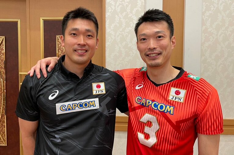 日本代表コーチを務める弟・貴之（左）と肩を組むセッター深津旭弘（2023年、筆者撮影）