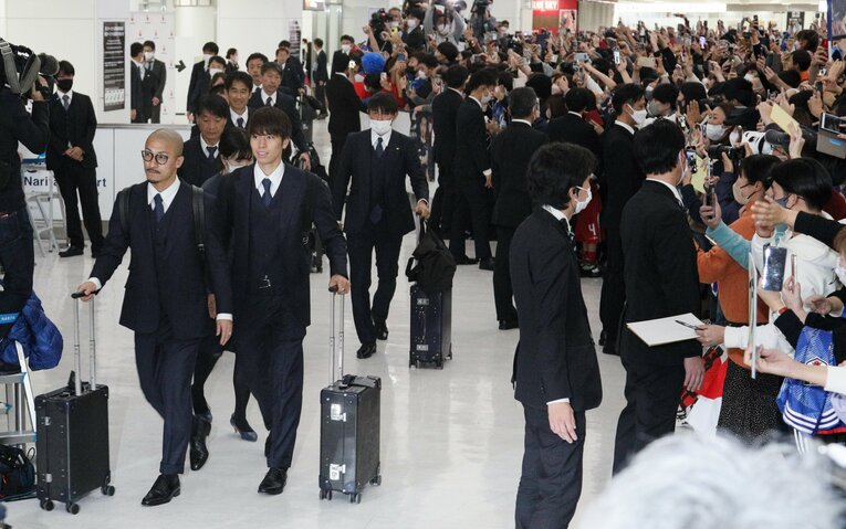 帰国時の前田大然、田中碧ら　©JIJI PRESS