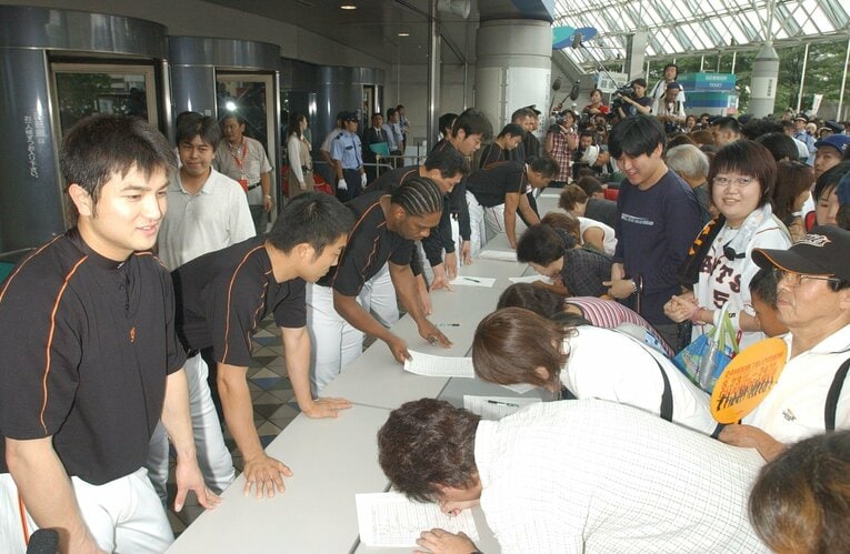 2004年7月、1リーグ制移行などに反対し、署名活動する高橋由伸選手ら巨人選手会　©JIJI PRESS