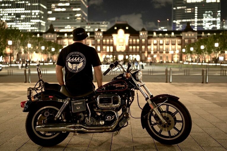 趣味のバイクが高じて、アパレルも展開する垣永（本人提供）