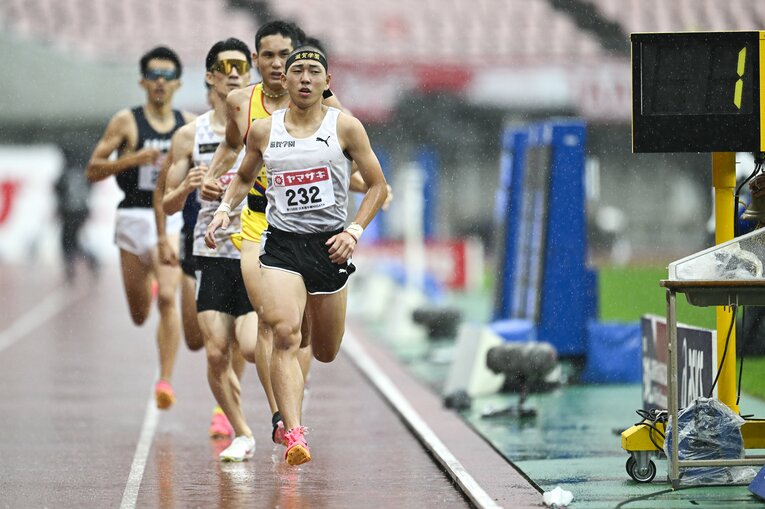 日本選手権の800ｍでシニア選手を抑えて圧勝した17歳の落合晃。パリ五輪参加標準記録を目指した果敢なアタックが印象的だった　©Asami Enomoto