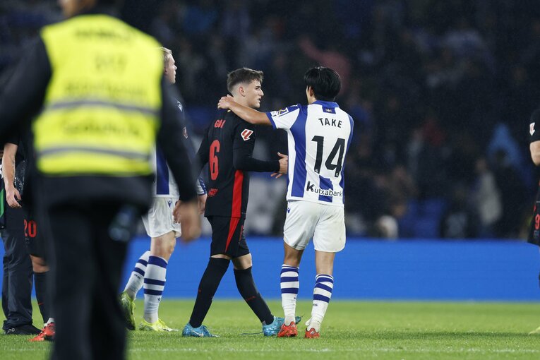 カビと久保のユニ交換。ただ試合中にはやり合うシーンも　©Daisuke Nakashima