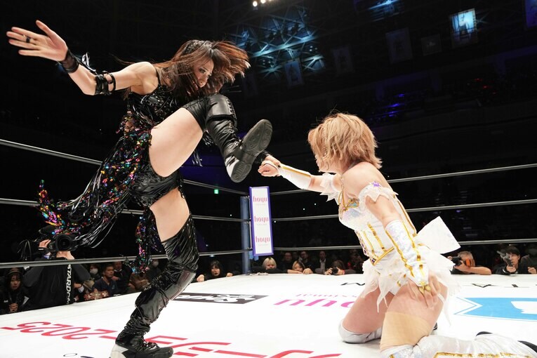 中野たむを蹴りにいく上谷沙弥　©Essei Hara