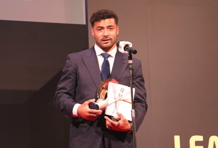 決勝翌日のMVP会見にて。右手の腫れがまだ痛々しい　©Nobuhiko Otomo