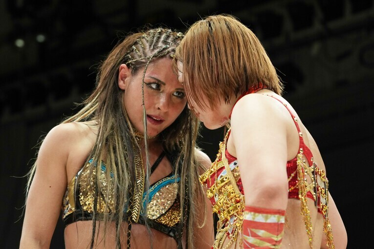 ライバル心をむき出しにするジュリアとSareee　©Essei Hara