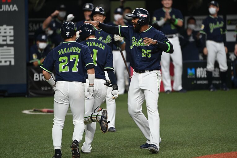 山田のホームランに喜ぶヤクルトナイン（1／3枚目）　©Naoya Sanuki