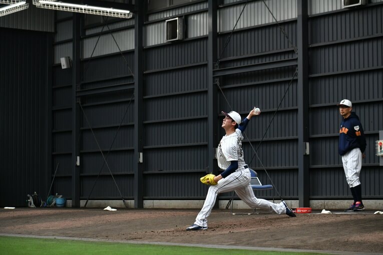 宮崎合宿で佐々木朗希のピッチングを見守る吉井コーチ　©︎Hideki Sugiyama