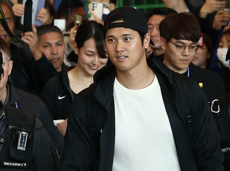 数歩後ろを歩くパートナーは韓国でも多くの注目を集めた　©AFLO