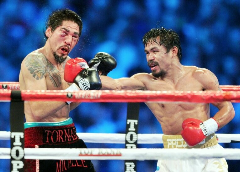 2010年11月、WBC世界スーパーウェルター級王座決定戦。身長180cmのアントニオ・マルガリートを大差で破り、6階級制覇を達成