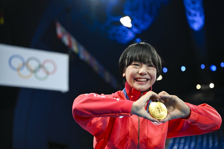 金メダルを手にポーズを決める藤波朱理　©Asami Enomoto/JMPA