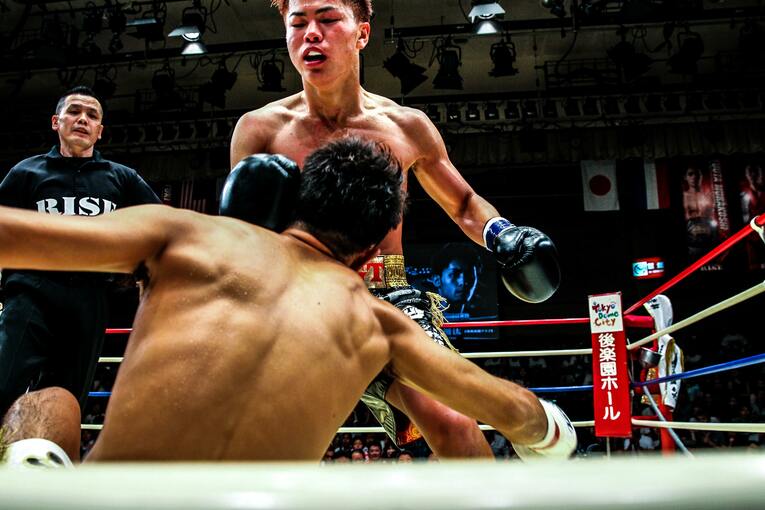 村越優汰からダウンを奪う那須川天心　©Susumu Nagao