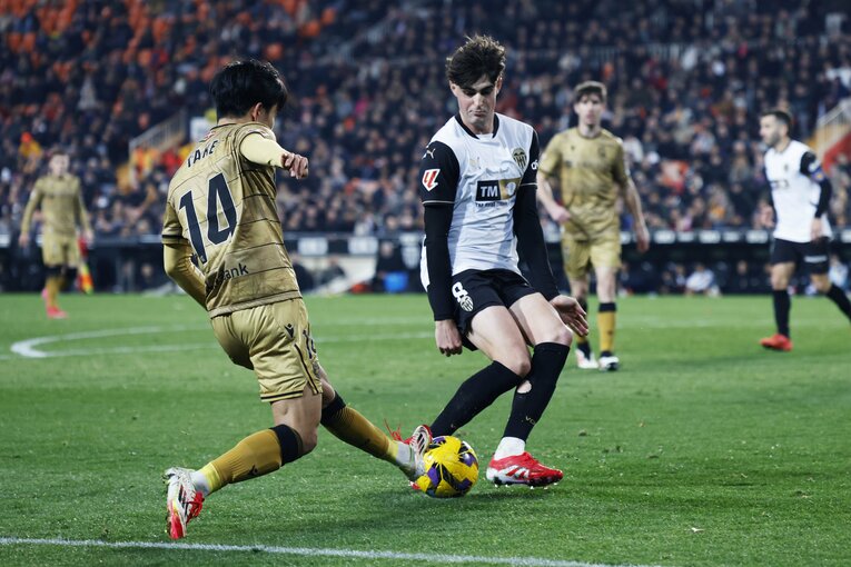 振り向きざま、狭いまた下を通すパスを送ったが（2枚中の1枚目） ©Daisuke Nakashima