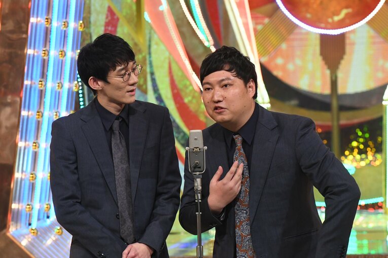 初の決勝では7番手で登場。「（生まれ変わったら）ワニになりたい」というネタをかけた。649点で4位、「肉うどん」のワードが大きな反響を呼ぶ　©M-1グランプリ事務局