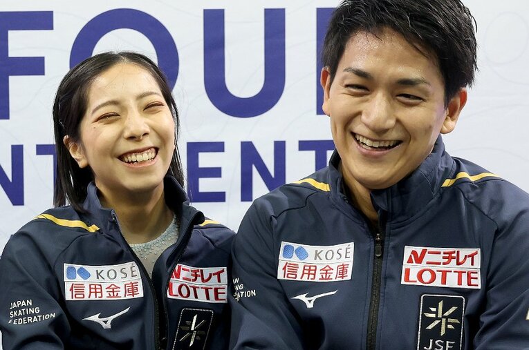 四大陸選手権で初優勝を果たし、笑顔を見せた三浦璃来と木原龍一 ／ photograph by Getty Images