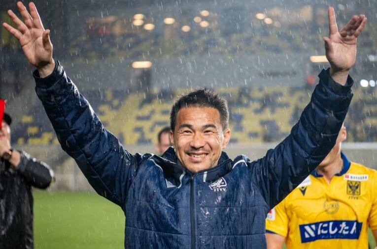 現地時間5月17日、遂に引退を迎えたシントトロイデンの岡崎慎司。海外挑戦初期から岡崎を取材してきた筆者は現役終盤に意外な本音を聞いていた ／ photograph by STVV