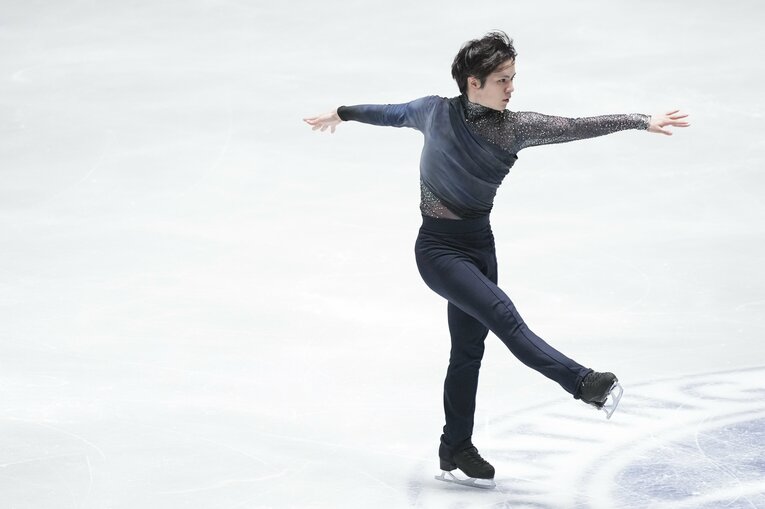 NHK杯SPで演技を行う宇野昌磨