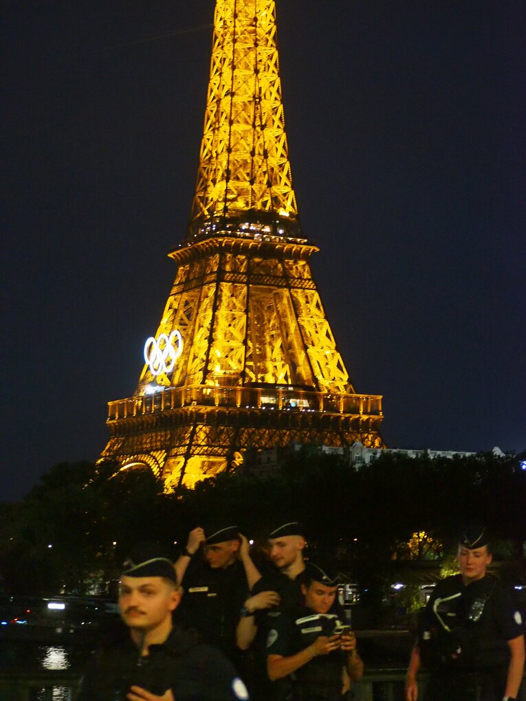 エッフェル塔をバックに撮影を行う警察官たち　©Yu Saito