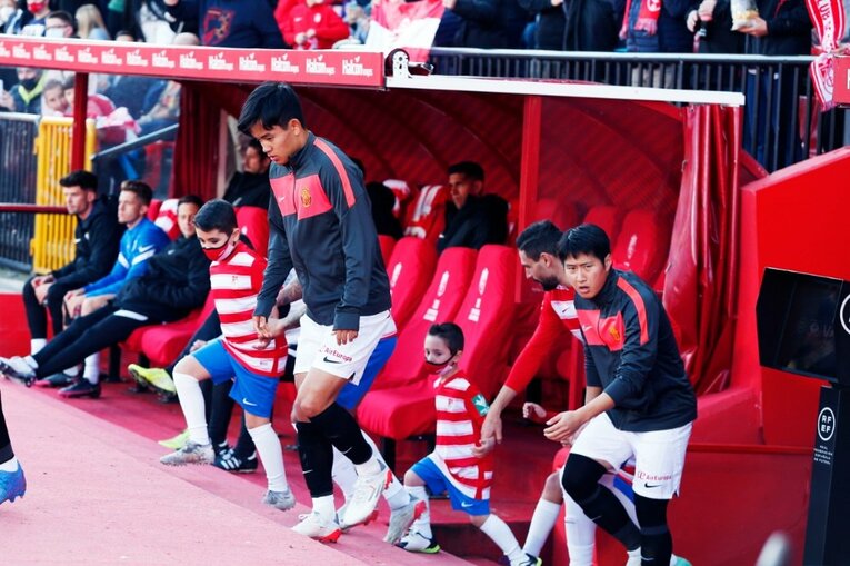 久保建英vsバルサがW杯イヤーのリーガ初戦… 年末の試合で見た「タケの身体の進化」と新星たちの奮起〈撮影者の視点〉(36)