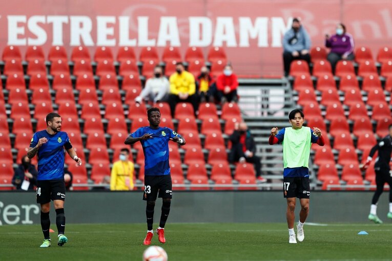 久保建英“オレが蹴る”FK弾→手荒い祝福に「い、痛いんですけど」 カメラマンが至近距離でとらえた一撃と、ファンから“感謝の大拍手”(5)