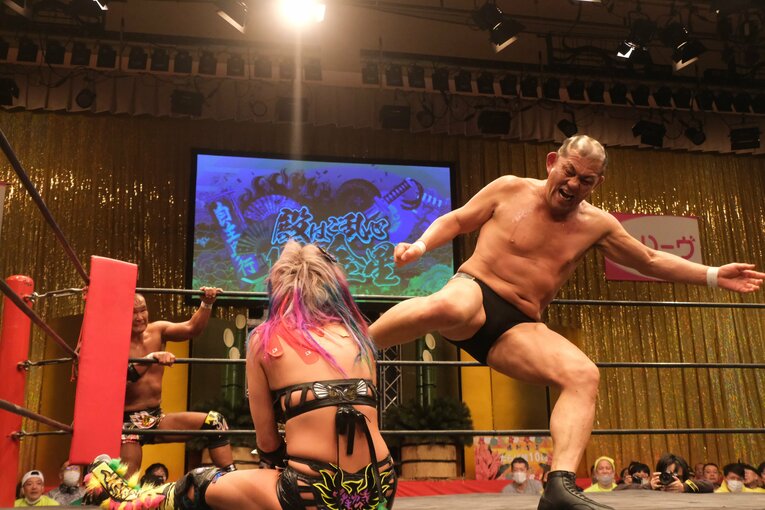 「スターダムをクビになって…」人気女子プロレスラーが初告白　ウナギ・サヤカ“超満員の自主興行”に密着して感じた「不思議な風格」(35)