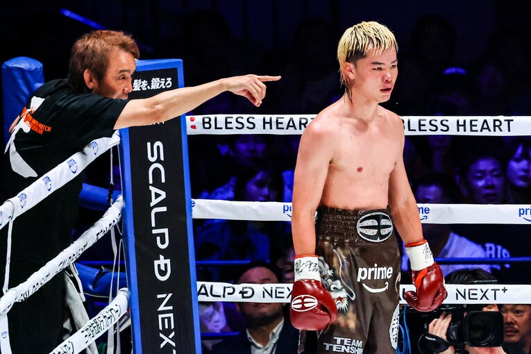 セコンドの葛西裕一トレーナーの指示に耳を傾ける那須川天心　©Susumu Nagao