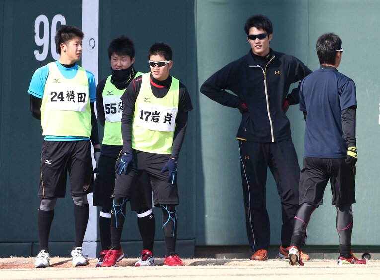 阪神の新人合同自主トレ。（左から）横田慎太郎、陽川尚将、岩貞祐太と藤浪晋太郎　©Sankei Shimbun