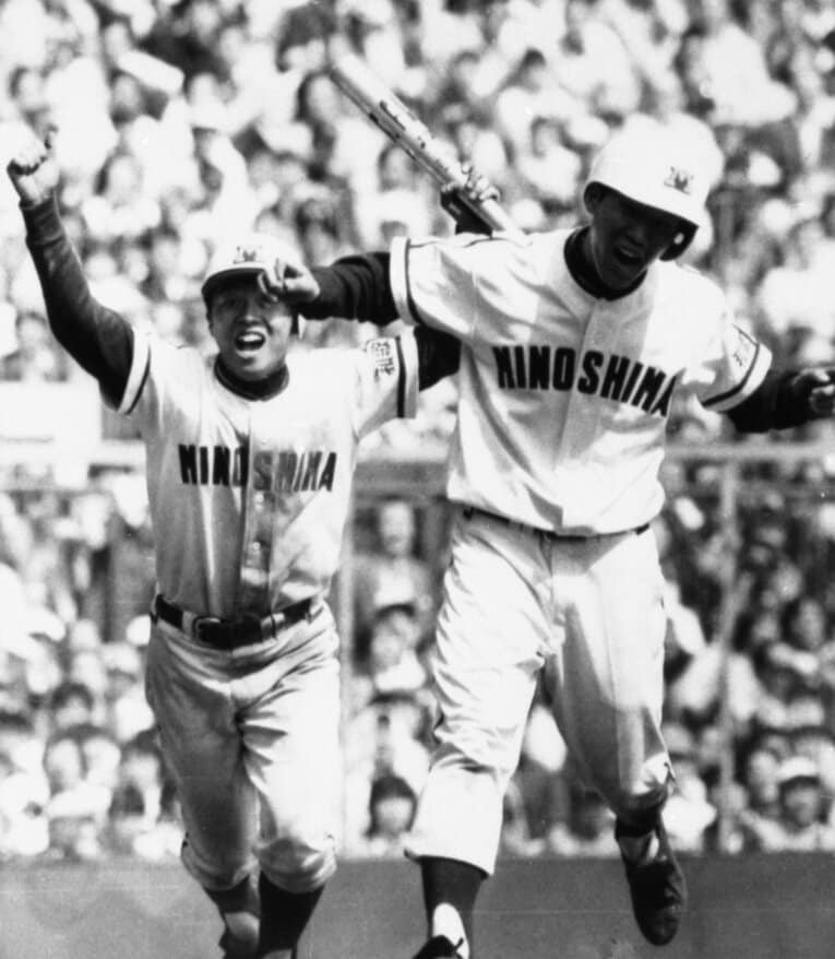79年のセンバツ準決勝PL学園戦、箕島は10回裏にワイルドピッチで石井がサヨナラのホームを踏む。打者は嶋田宗彦だった　©KYODO