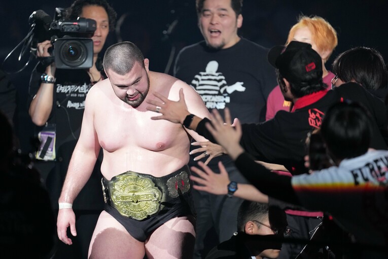 ファンから祝福されるウルフアロン　©Essei Hara