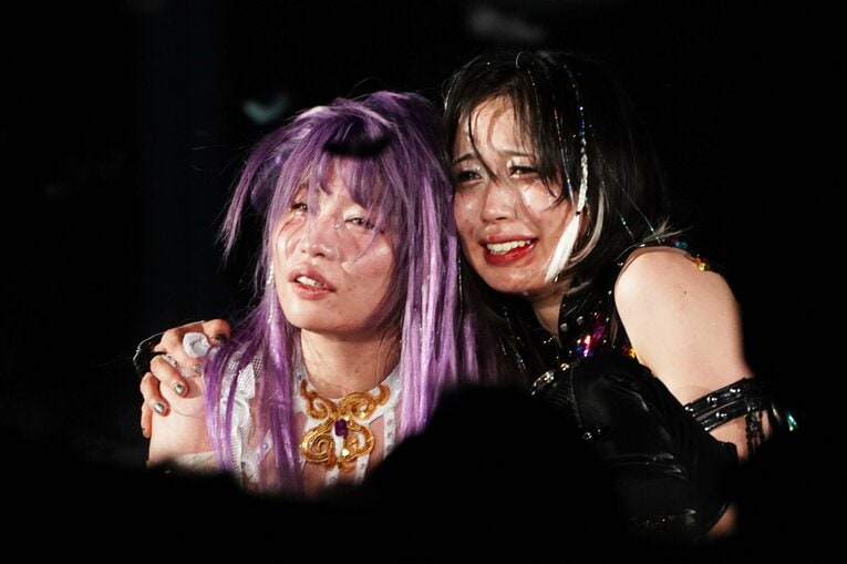 「中野たむが気づかせてくれた」敗者引退マッチを終えた涙の中野たむと上谷沙弥。4月27日、横浜アリーナ　©Essei Hara