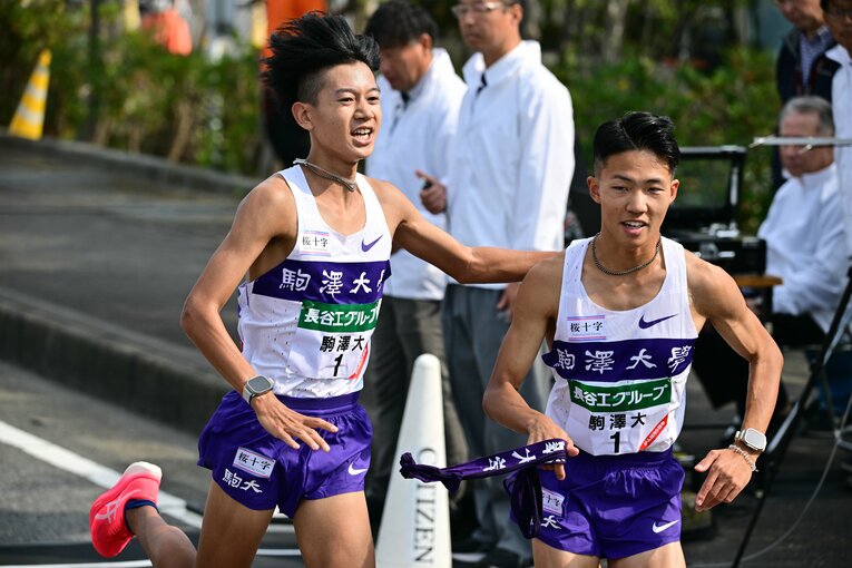 5区伊藤から6区安原への襷リレー　©JIJI PRESS