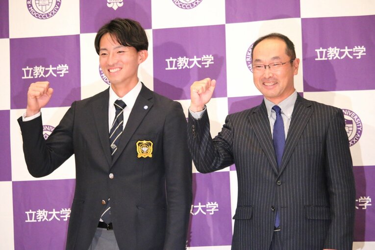 立教大・溝口智成監督（右）と笑顔で写真撮影に応じる楽天1位・荘司康誠　©︎Rumi Goto