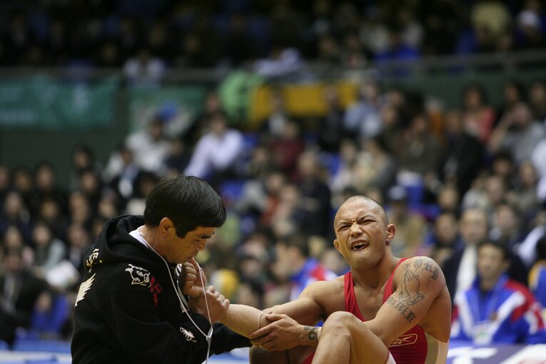 2007年1月28日、レスリング復帰後の全日本選手権、アテネ銅の井上謙二戦。巻投げで右肘を脱臼した　©BUNGEISHUNJU