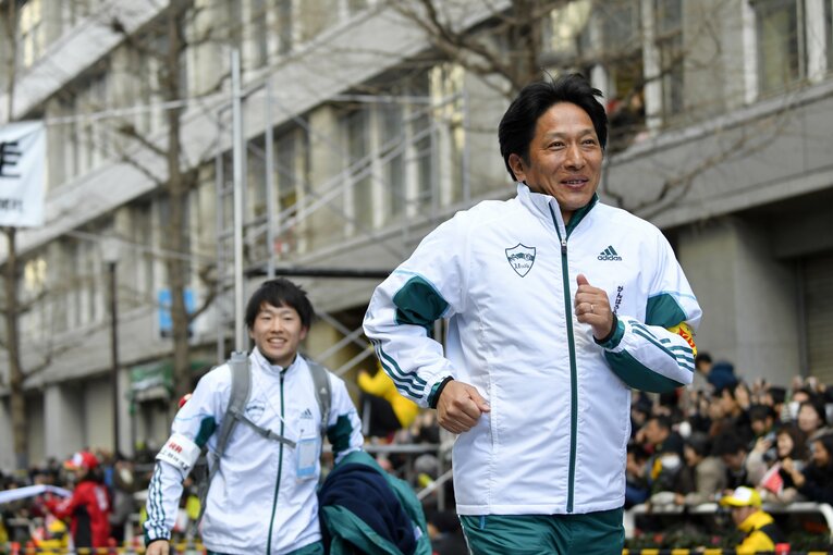 2017年の箱根で優勝を迎えるゴールに向かう嬉しそうな原監督　©︎BUNGEISHUNJU