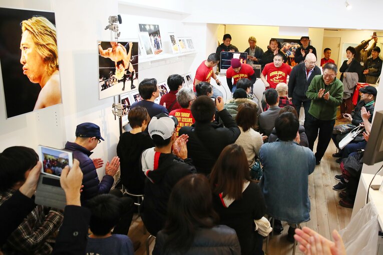 2017年12月、筆者のスタジオで催された高山のチャリティー写真展の様子