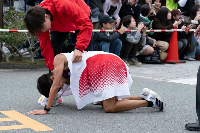 タオルをかけられる上原　©Tadashi Hosoda