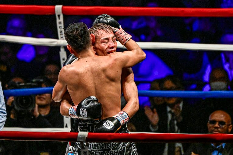 激闘を終え、互いを称え合う両者　©Takuya Sugiyama