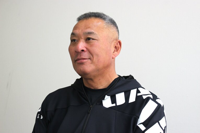 取材中に笑顔を見せる近藤　©Number Web