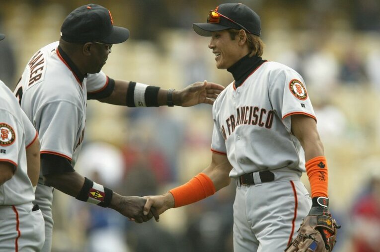 2002年、ジャイアンツに所属していた新庄剛志と当時のベイカー監督 ／ photograph by Getty Images