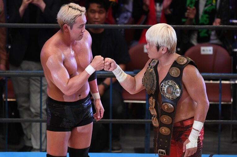 拳王とグータッチを交わすオカダ・カズチカ