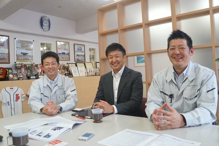 「でぃくさんず神出」の代表を務める田村和宣（右）。左は田中将大の同級生で駒大苫小牧時代、夏の甲子園で準優勝したときの「2番・ショート」の三木悠也。三木は雪合戦未経験。中央はセンターの旭岡学　©Kei Nakamura