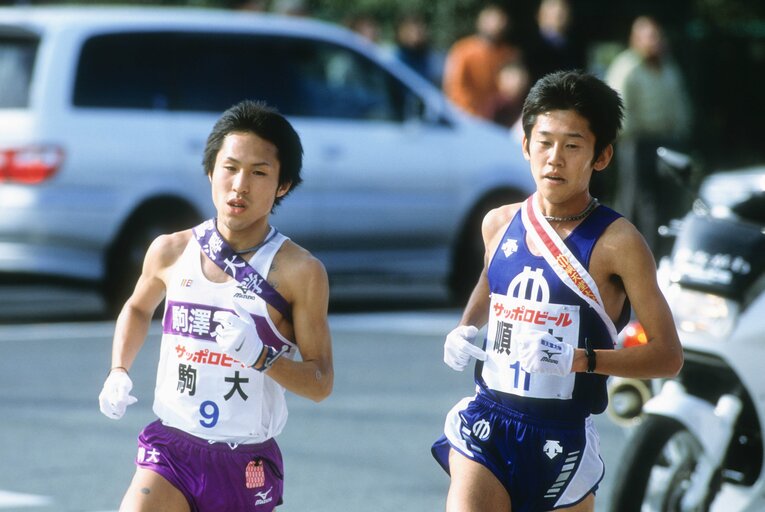 10区までもつれた2001年の箱根駅伝。駒大・高橋正仁と順大・高橋謙介のマッチレースは意外な展開に…　©フォート・キシモト