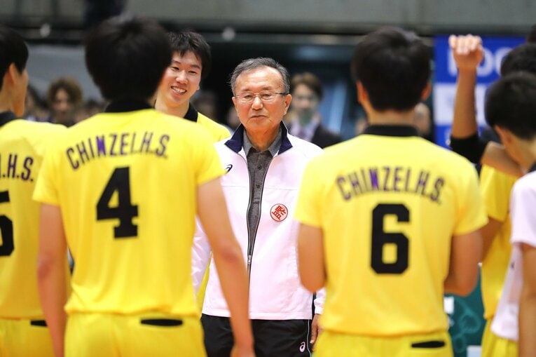2018年、春高バレー制覇を達成して笑顔の畑野監督。宮浦健人ら多くの選手を育てた　©︎Naoki Nishimura/AFLO SPORT