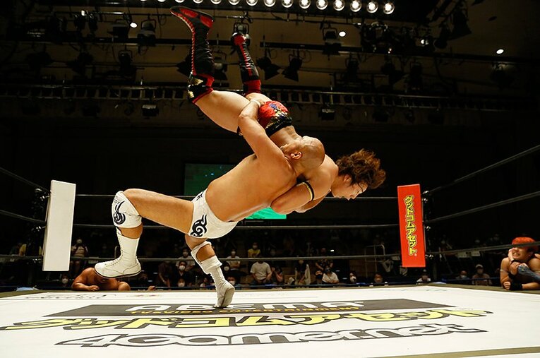 竹下幸之介との対戦を控えた秋山準（下）。潜り抜けてきた数々の修羅場の経験を、若きエースに見せつける ／ photograph by DDT PRO-WRESTLING