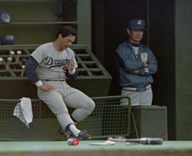 1988年の日本シリーズで。冴えない表情の星野監督と落合　©Sankei Shimbun