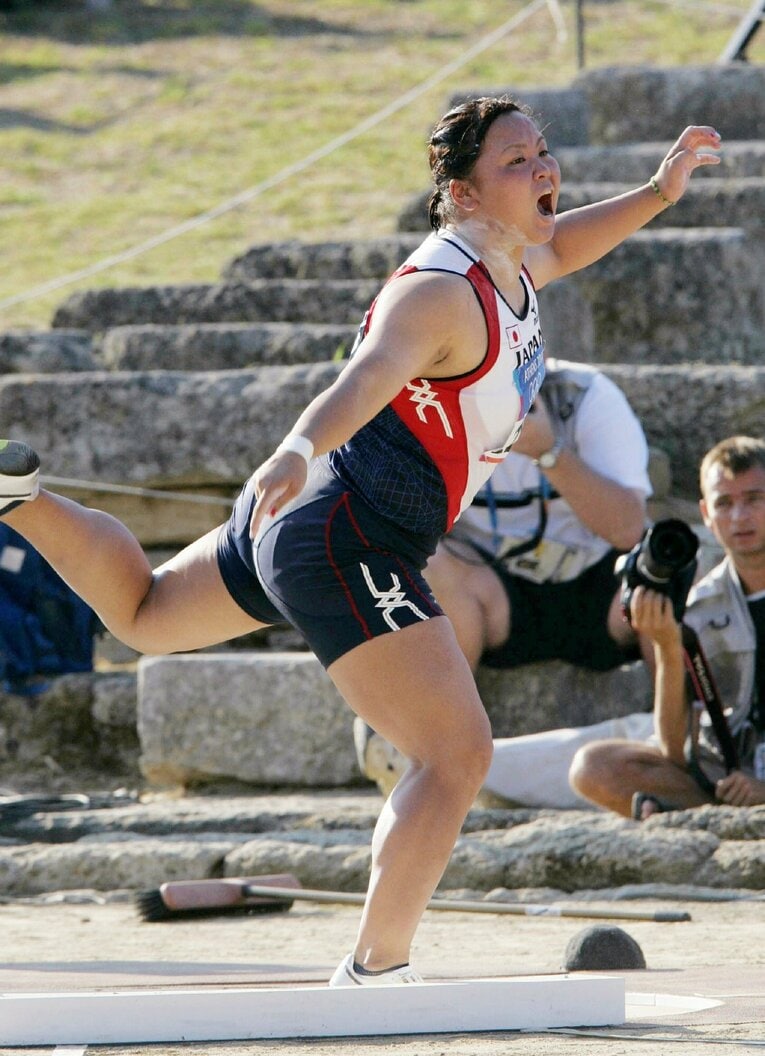 ギリシャ・オリンピアで投球する森千夏さん（2004年アテネ五輪）©︎JIJI PRESS