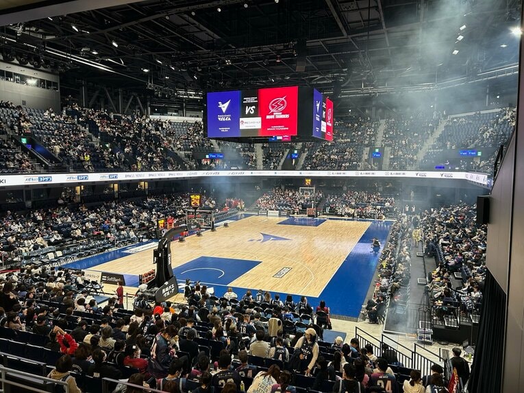 隣接するHAPPINESS ARENAでは長崎ヴェルカの熱戦が見られる