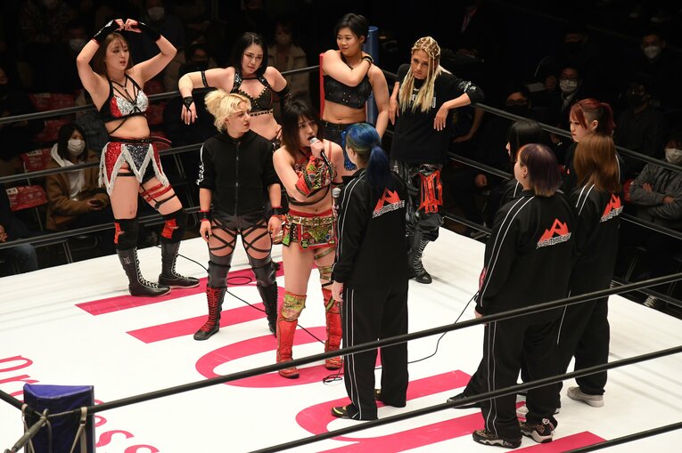 2月1日の後楽園ホール大会でマイクを握る朱里。ジュリアだけでなく、DDMとしてプロミネンスと開戦することになった