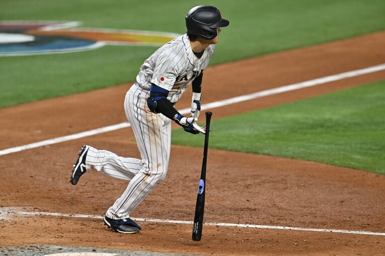 WBC決勝の7回裏、ブルペンから戻って打席に立った大谷は二遊間のゴロを放つと全力疾走で一塁へ向かい内野安打に　©︎Naoya Sanuki