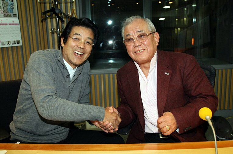 2010年の江本孟紀と野村克也。南海時代の“電撃トレード通告”の真相とは ／ photograph by Sankei Shimbun
